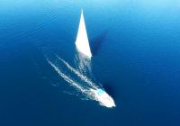 bateau à voile bateau à moteur à la mer bleue